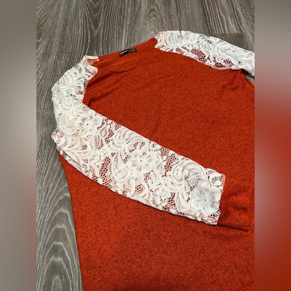 SHEIN top with lace sleeves - Picture 2 of 4